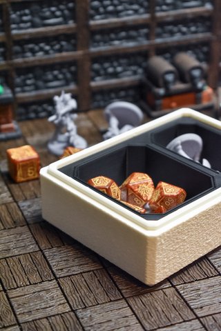 Adventurer Box – PortaDadi e Miniature GDR Cleric