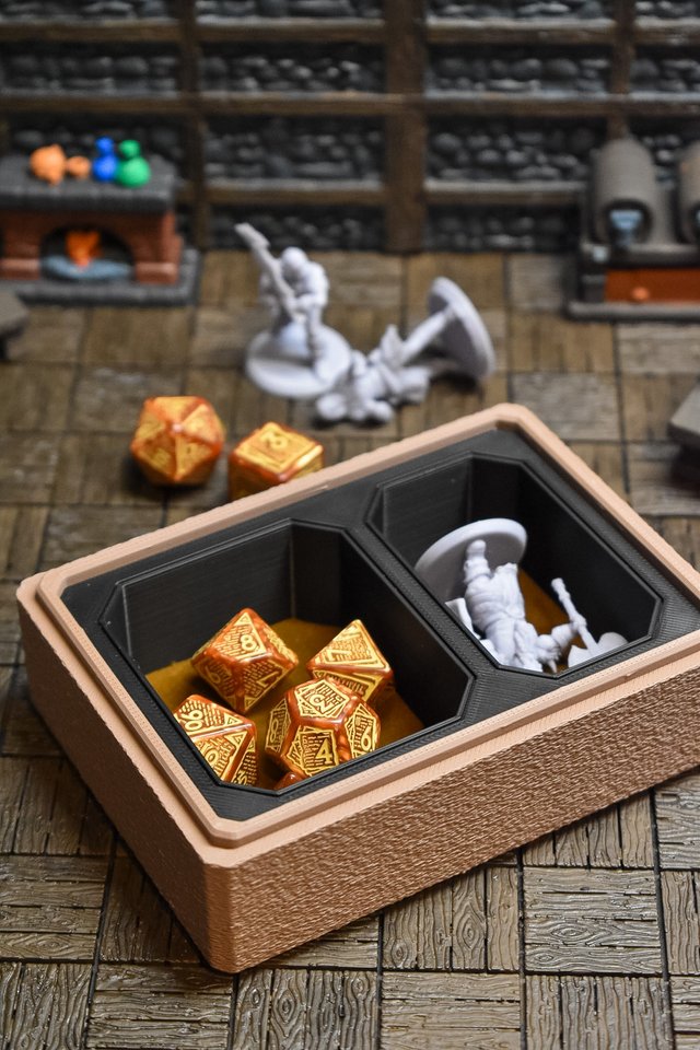 Adventurer Box – PortaDadi e Miniature GDR Warrior