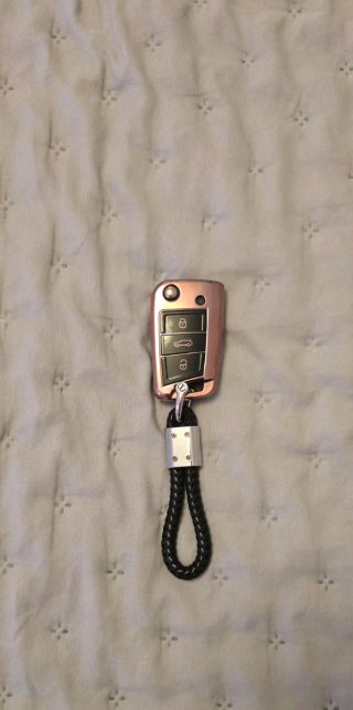 Llave VW con funda y llavero.