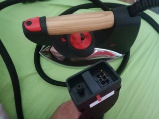 Plancha de vapor con mango de madera