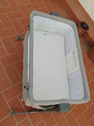 Cuna colecho KinderKraft gris, con colchon.