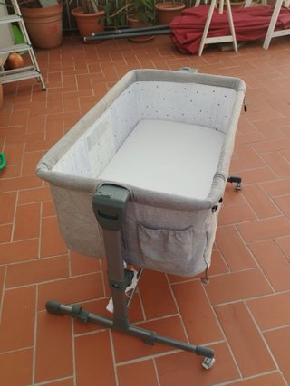 Cuna colecho KinderKraft gris, con colchon.