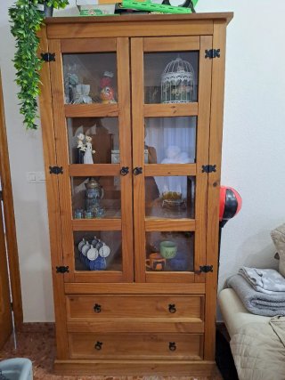Vitrina de madera y cristal