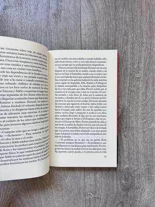 El niño en la cima de la montaña