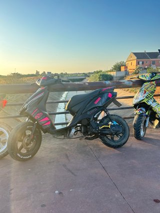 Yamaha Jog RR Negra y Rosa