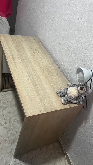 Elegante escritorio beige y blanco