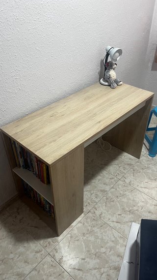 Elegante escritorio beige y blanco