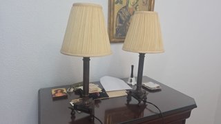 Lámparas de mesa beige y marrón