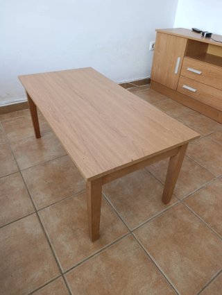 Mesa de salón de madera
