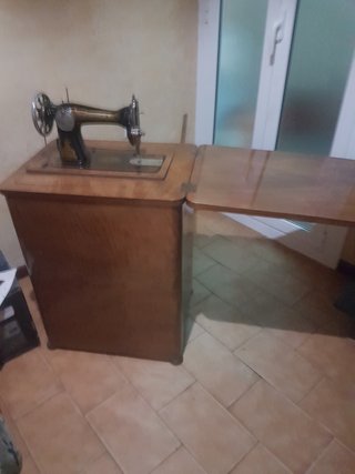 Máquina de coser antigua de madera
