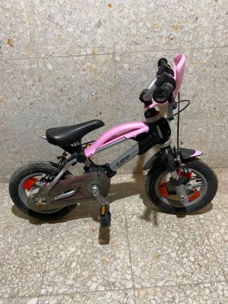 Bicicleta infantil rosa con cadena