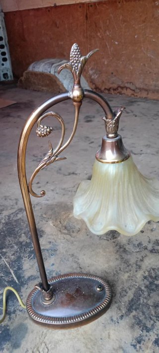 Lamparita de metal dorada con pantalla de cristal