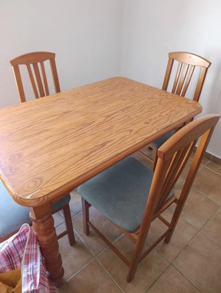 Mesa de comedor con 4 sillas