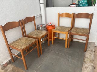 4 Sillas de madera con asiento de yute
