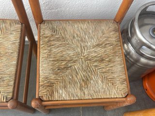 4 Sillas de madera con asiento de yute