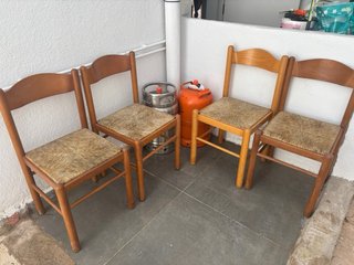 4 Sillas de madera con asiento de yute