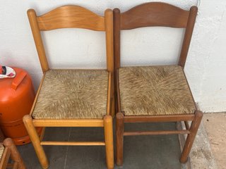 4 Sillas de madera con asiento de yute