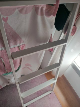 Letto a castello per bambini con ringhiera e scala