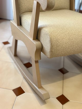 Silla Mecedora Tapizada con Protector Incluido