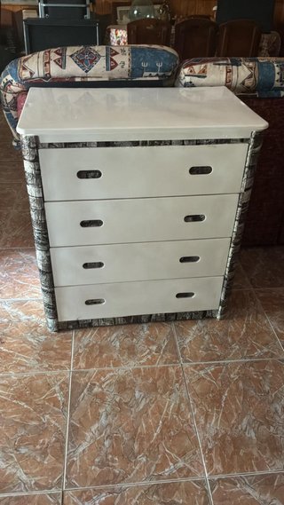 Cómoda cambiador blanca con detalles madera