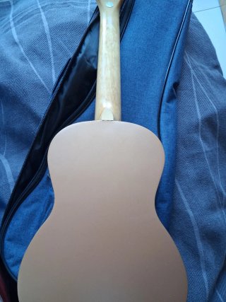 Ukelele modelo concierto marrón con funda y capo
