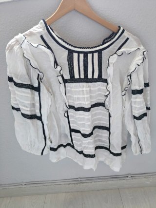 Blusa blanca con detalles negros