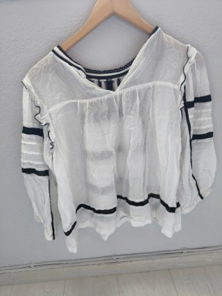 Blusa blanca con detalles negros