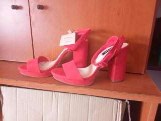 Zapatos de tacón Pull&Bear rojos