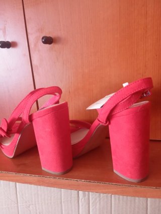 Zapatos de tacón Pull&Bear rojos