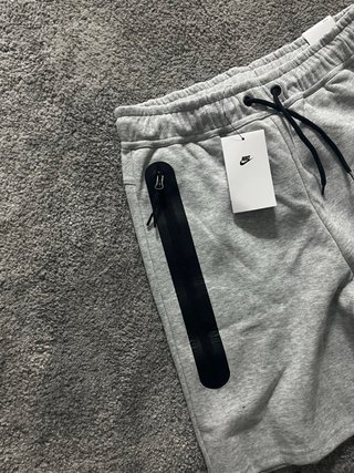 Pantaloncini Nike Tech Grigio