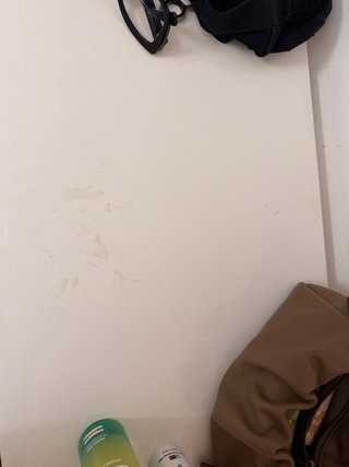 Mesa de escritorio blanca con cajones
