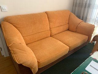 Se regala sofá de 2 plazas naranja y marrón