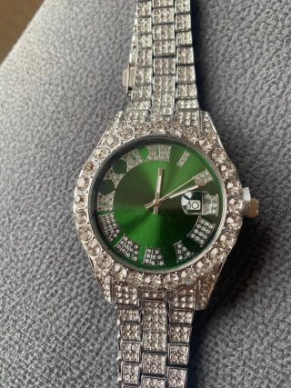 Elegante reloj plateado con detalles
