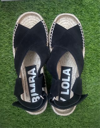 Sandalias Bimba y Lola Cuña Negras