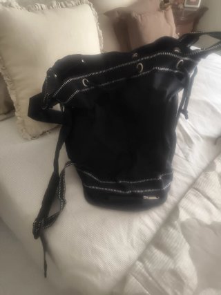Mochila negra con doble cremallera