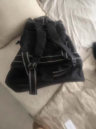 Mochila negra con doble cremallera