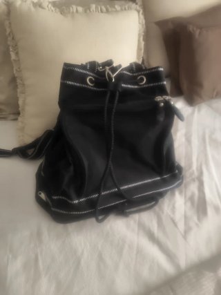 Mochila negra con doble cremallera