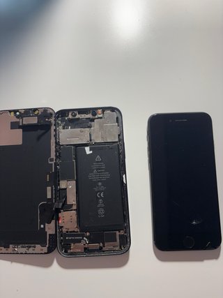 2 iPhones rotos: iPhone 12 y SE