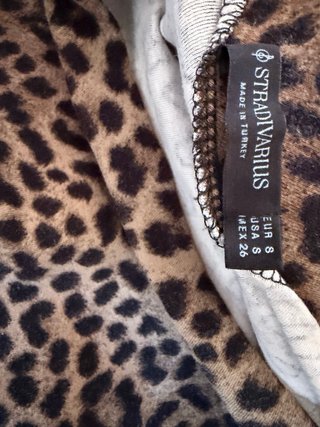 Camiseta leopardo Stradivarius ajustada