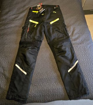 Chaqueta y pantalón de moto marca Bela