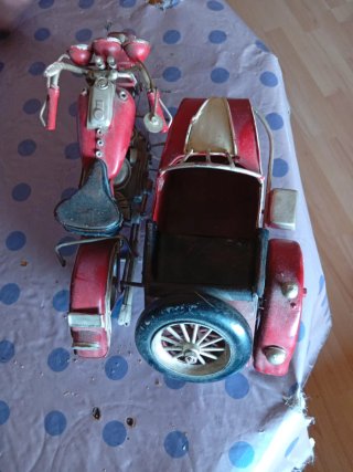 Moto Clásica con Sidecar Roja y Negra