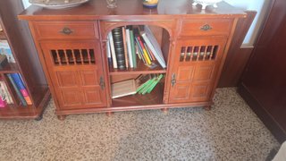 Mueble de madera marrón