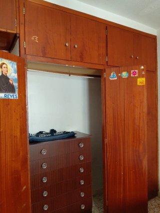 Armario de madera grande