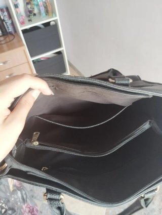 Bolso negro con candado dorado