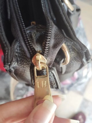 Bolso negro con candado dorado