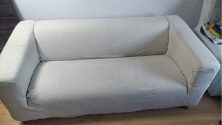 Sofá de tela beige y gris