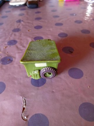 Coche militar de juguete verde