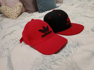 Gorras Adidas Negras y Rojas