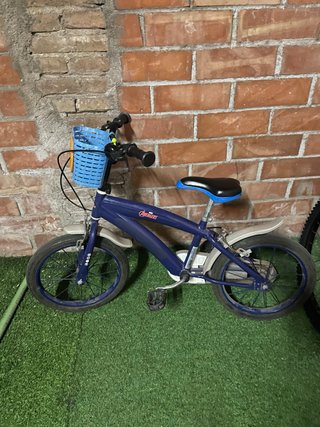 Bicicleta infantil azul con cesta