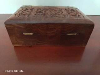 Caja madera tallada latón